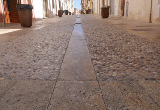 Vista de detall de la pavimentació del Carrer Martí Ardenya