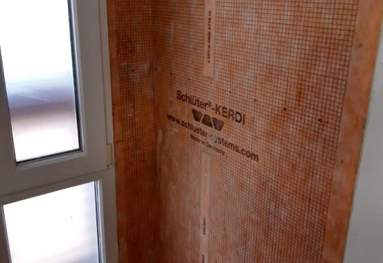 Vista de les parets de la dutxa impermeabilitzades amb la làmina